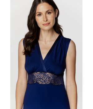 Costado del camisón azul con caída fluida